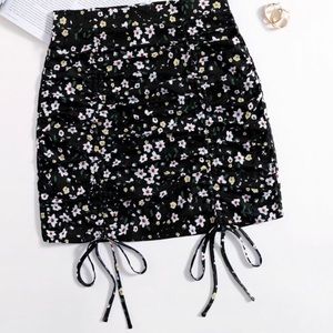 SHEIN Drawstring Skirt // 3x // Black Floral
